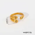 Vista detallada del anillo apilable dorado de acero inoxidable de 11.3mm con circonitas brillantes. - Anillo Abierto Envolvente de Doble Capa con Estrellas de Zirconia (513)