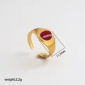 Anillo de sello ajustable en acero inoxidable con esmalte rojo, acabado dorado chic. - Estilo Esmalte Burdeos Acabado Oro Acero Inoxidable / Ancho Aprox 11.2mm Paquete