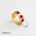 Anillo abierto de oro con corazones de esmalte rojo, ajustable, foto de detalle elegante. - Estilo Esmalte Corazón Burdeos Oro Acero Inoxidable / Ancho Aprox 7.2mm Paquete
