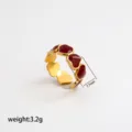 Primer plano detalle del anillo de corazón de esmalte rojo chapado en oro de acero inox 7.7mm - Estilo Empalmado Corazón Oro Burdeos Acero Inoxidable / Ancho Aprox 7.7mm Paquete