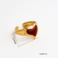 Anillo ajustable de acero inoxidable con corazón de esmalte rojo y elegante detalle. - Estilo Esmalte Corazón Burdeos Oro Acero Inoxidable / Tamaño Aprox 11.7mm Paquete