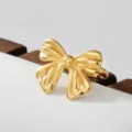 Gouden strik roestvrij staal ring detailopname, elegant en veelzijdig vingersieraad. - Goud