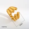 Gedetailleerd opname van de gouden open stapelring met uniek waterdruppelontwerp, 16 mm. - Stijl 346