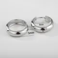 Detailweergave van roestvrijstalen oorringen met 5mm en 8mm C-vormige maten. - 5x8mm / Staalkleur