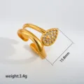 Gedetailleerd overzicht van de gouden roestvrijstalen ring met druppelmotief en maten. - 443