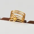 Gouden multi-strand manchetarmband, brede gelaagde metalen armband voor damesstijl. - Meerlaagse Kruisende Stijl(7)
