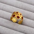 Anillo ancho dorado con inserciones de esmalte rojo, joya geométrica de moda mujer. - Estilo Floral Esmalte Rojo Banda Ancha