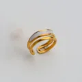 Exquisito anillo abierto doble chapado en oro de 18K con incrustación blanca para mujeres. - Estilo Abierto Aerodinámico Esmalte Blanco Doble Capa