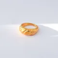 Anillo de cúpula chapado en oro grueso, diseño de cruasán acanalado elegante, joyería de moda. - Estilo Anillo Domo Croissant Retorcido Entrecruzado Pulido Brillante Abombado Estéreo Occidental (452)