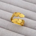 Anillo abierto de pluma dorada, talle ajustable, joya de moda en cobre chapado en oro. - Anillo Abierto en Forma de Pluma Dorada (514)
