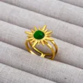 Anillo de flor de sol dorada con piedra verde, anillo abierto ajustable elegante y chic. - Anillo Abierto de Girasol con Gema Verde (519)