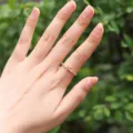 Anello regolabile con lettera V dorata e pietre di zircone cubico scintillanti da donna. - Lettera A