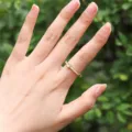 Anello regolabile in rame con zirconi e lettere, elegante variante dorata quotidiana. - Lettera C