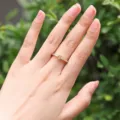 Anello regolabile in rame con zircone lettera D, elegante gioiello da dito per donne. - Lettera D