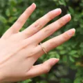 Anello con lettera regolabile con zirconi scintillanti, anello aperto dorato di moda. - Lettera E
