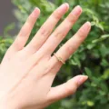 Anello con lettera regolabile in rame con zirconi cubici brillanti, elegante gioiello da donna. - Lettera K