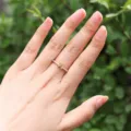 Anello con lettera in rame regolabile con pietre di zircone scintillanti, gioiello alla moda. - Lettera M