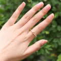 Delicata anello lettera in rame e zircone con design aperto regolabile per ogni giorno. - Lettera O