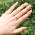 Anello con lettera in ottone dorato e zirconi cubici scintillanti, misura aperta regolabile. - Lettera P
