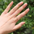 Anello con lettera regolabile placcato in oro con zirconi scintillanti, elegante gioiello. - Lettera Q