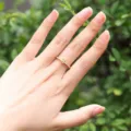 Anello con lettera regolabile in rame con zirconi splendenti, gioiello da dito alla moda. - Lettera R