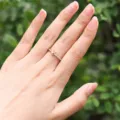 Anello con lettera Z regolabile da donna, in rame placcato oro con zirconi lucidi. - Lettera Z