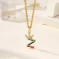Primo piano dettagliato della collana con ciondolo lettera Z corona con zirconi colorati. - Lettera Z