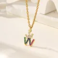 Collana con ciondolo lettera W e corona impreziosita da zirconi colorati su catena oro. - Lettera W