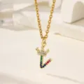 Collana con ciondolo lettera corona zircone colorata micro-pavé in rame bagnato oro. - Lettera V