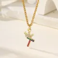 Primo piano dettagliato di una collana con ciondolo a lettera e corona in zirconi multicolore. - Lettera T