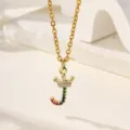 Primo piano di una collana con ciondolo lettera J dorata con corona in zirconi colorati. - Lettera J