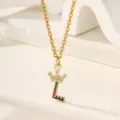 Collana con pendente lettera L corona placcata in oro con dettagli in zirconi colorati. - Taglia L