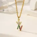 Collana con ciondolo lettera corona dorata scintillante di zirconi colorati. - Lettera N