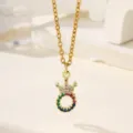 Squisita collana con ciondolo corona zirconi colorati micro-incastonati in rame, dettaglio. - Lettera O