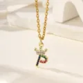 Primo piano dettagliato di una collana con ciondolo a lettera P e corona dorata con zirconi. - Lettera P