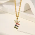 Collana in rame placcato oro con ciondolo lettera E e corona impreziosito da zirconi colorati. - Lettera E