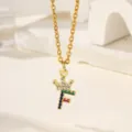 Elegante collana con ciondolo lettera F a corona dorata e splendenti zirconi colorati. - Lettera F