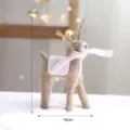 Filz Weihnachtshirsch Ornament mit rosa Schal, süße Feiertags Tischdeko für Zuhause. - L / Rosa Kaffee