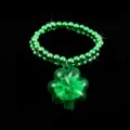 Vista detallada del collar de cuentas de trébol LED verde de San Patricio decoración luminosa. - Brazalete Trébol Pequeño