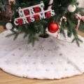 Jupe de sapin de Noël en peluche blanche avec broderie de flocons dorés pour fêtes. - Jupe de Sapin Flocon Blanche 120cm