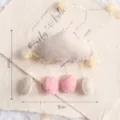 Weißer Filzwolke Anhänger mit rosa Regentropfen und LED Lichterkette, süße DIY Hängedeko. - Wolke-Weiß