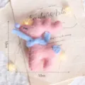 Süßes rosa Filz-Hirsch-Anhänger mit blauem Schal, handgefertigte Weihnachtsbaum-Deko. - Hirsch mit Schal-Rosa