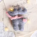 Grauer Filz Hirsch Weihnachtsbaum Hängedekoration mit rosa Schal und rotem Herz 10cm. - Hirsch mit Schal-Grau