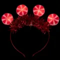 Primer plano detallado de diadema navideña brillante con cuatro luces LED y espumillón. - Diademas con pelo rojo caramelo