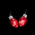 Gros plan détaillé de boucles d'oreilles ampoule de Noël lumineuses rouges et crochets. - Boucles d'oreilles / Rouge