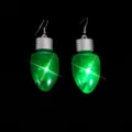 Gros plan détaillé des boucles d'oreilles LED ampoule verte lumineuse, accessoire festif. - Boucles d'oreilles / Vert