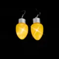 Gros plan détaillé de boucles d'oreilles ampoule jaune fantaisie avec crochets argentés. - Boucles d'oreilles / Jaune