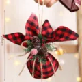 Ornement suspendu de Noël tissu carreaux rouge et noir avec pommes pin déco rustique - Boule en Tissu Plaid Rouge Noir