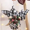 Ornement suspendu de Noël à carreaux noirs et blancs avec pommes de pin et baies 24cm - Boule en Tissu Plaid Noir Blanc