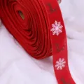 Rotes Weihnachts-Stoffband mit Schneeflocken und Rentier-Motiven für Geschenke und Dekoration. - Roter Elch Schneeflocke / 2m